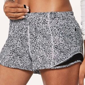 Lululemon Hotty Hot Short II *2.5"
Ditsy Daisy White Black / Black size 6